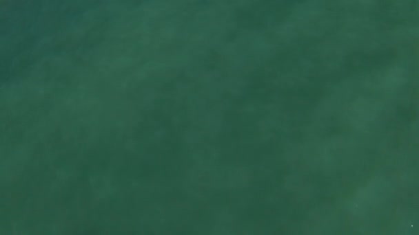 クワッドコプターからの航空写真 カメラは海の上を飛ぶ 無限の地平線 晴れた日パノラマ撮影 太陽が水にらみつく 映画の始まり 地平線上の土地 — ストック動画