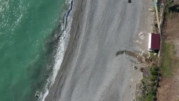 Drone Aéreo Sobrevoar Costa Céu Azul Claro Dia Primavera Costa — Vídeo de Stock