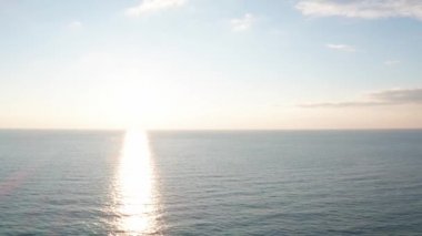 Hava aracı. Güneşli bir gün. Açık ufuk. Karadeniz Soçisi. Deniz suyu. Huzur, huzur, güzellik, dinlenme.