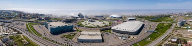 Panoramik hava fotoğrafçılığı.parlak Güneşli gün sis Sochi.Fisht futbol stadyumu Olimpiyat Parkı üzerine düştü, Olimpiyat meşalesi kase bulutlar ile kaplıdır. Ufka doğru yoğun beyaz bulutlar.