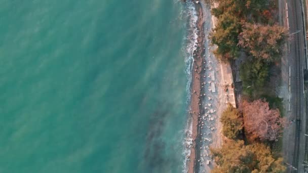航空写真撮影 海岸沿いの黒海沿岸の鳥の目のパノラマビュー ソチ沖の鉄道 — ストック動画