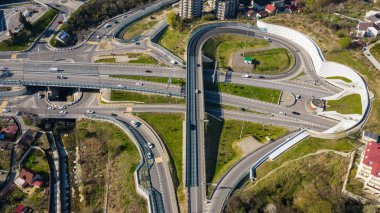 Hava fotoğrafçılığı. Yeraltı tünelinden çıkın. Bypass yolu. Nakliye halkası. Çok katlı yol kavşağı. Kurortny Bulvarı, Soçi'nin alternatifi. Güneşli bir günde en iyi görünüm.