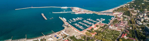 Аэрофотосъемка. Панорамный вид на порт Сочи. Морской курортный город с высоты. Вид с вершины. Черное море, Россия . — стоковое фото