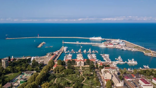 Аэрофотосъемка. Панорамный вид на порт Сочи в ясный день. Голубое небо. Яхты и лодки причаливают. Достопримечательность курортного города . — стоковое фото
