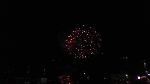 Filmagem Vídeo Aéreo Céu Negro Noite Fogos Artifício Coloridos Honra — Vídeo de Stock