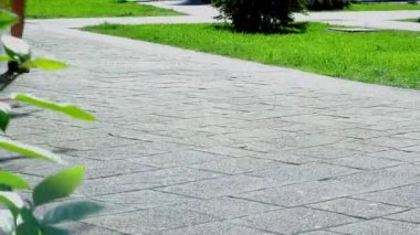 Zaman atlamalı video. Turistler ve sakinleri şehrin sokaklarında yürümek. Ayaklar yaklaşın. Hızlı yaya trafiği. Ayaküstünde ayakkabılar. Yürüyüş. Yürü -yerek