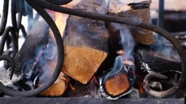 Ateş yaktım. Dahili Barbekü. Ateşten çıkan duman. Açık alev. Yüksek sıcaklık.