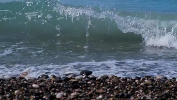 Video Opnemen Slow Motion Modus Rotsachtige Strand Het Tij Van — Stockvideo