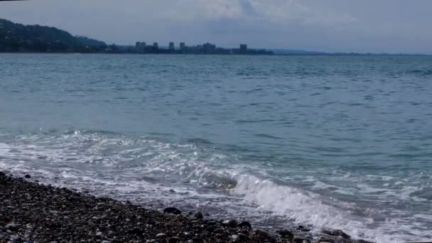 スローモーションモードでビデオを撮影 ロッキービーチ海の潮海水の興奮 岸に手を振るビーチでリラックスして静かに 澄んだ青空 青い海水 — ストック動画