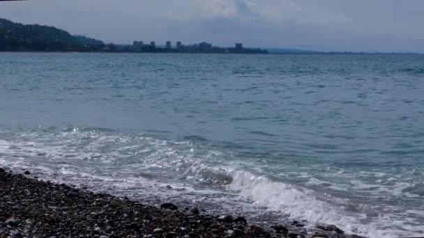 Grabación Vídeo Modo Cámara Lenta Playa Rocosa Marea Del Mar — Vídeos de Stock