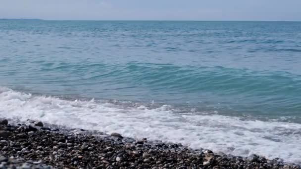 Videoinspelning Slow Motion Läge Rocky Beach Vattnet Havet Spänningen Havsvatten — Stockvideo