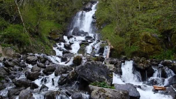 Silny Strumień Górskiej Rzeki Skałach Górski Wodospad Czysta Woda Zwolnionym — Wideo stockowe