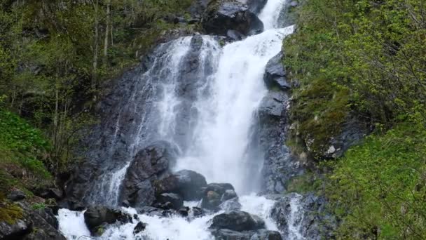 Сильний Потік Гірської Річки Скелях Гірський Водоспад Чиста Вода Повільний — стокове відео