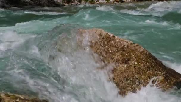 Ορεινό Ποτάμι Ρέει Μια Γρήγορη Ροή Αργή Κίνηση Μεγάλη Πέτρα — Αρχείο Βίντεο