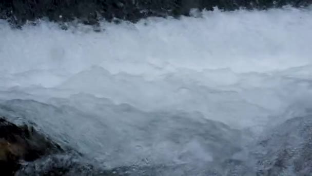 Rio Montanha Forte Fluxo Água Limpa Azul Movimento Lento Spray — Vídeo de Stock