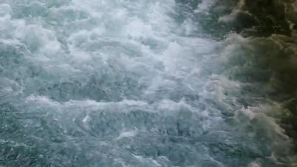 Hegyi Folyó Egy Erős Áramlását Tiszta Víz Kék Lassított Vízpermet — Stock videók