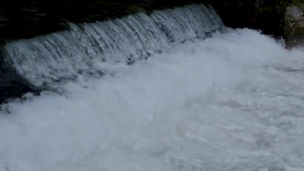 Horská Řeka Silný Proud Čisté Vody Modré Zpomaleně Sprej Vodou — Stock video