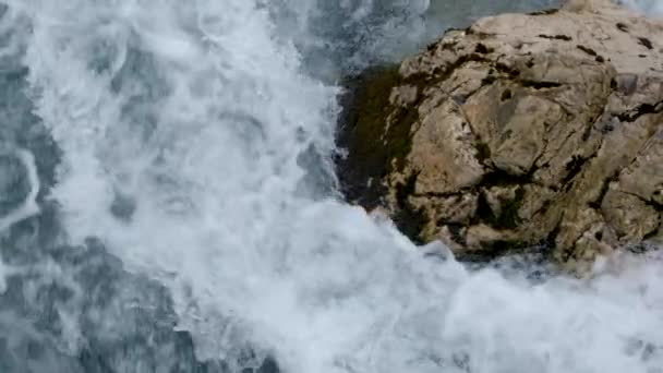 Rzeka Górska Silny Przepływ Czystej Wody Niebieski Zwolnionym Spray Wody — Wideo stockowe