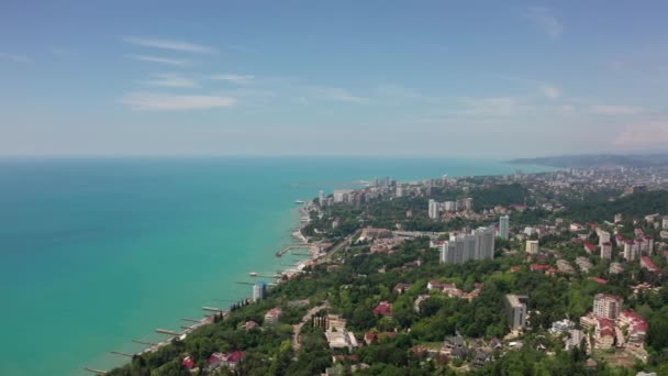 空中视频拍摄 位于黑海沿岸的索契度假村 晴朗而蔚蓝的天空 居住区 新房子和酒店 — 图库视频影像