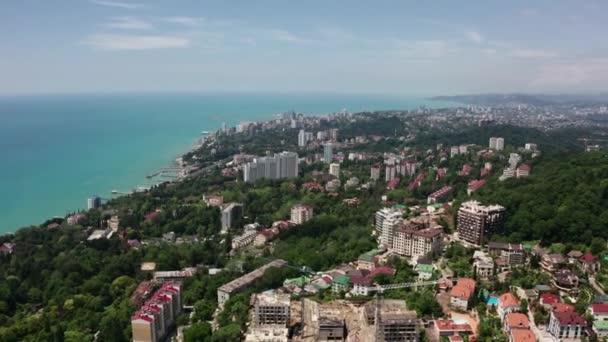 空中视频拍摄 位于黑海沿岸的索契度假村 晴朗而蔚蓝的天空 居住区 新房子和酒店 — 图库视频影像