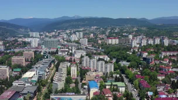空中视频拍摄 全景鸟瞰索契市中心 晴朗的晴天 城市背景的高山 密集的建筑 新旧房屋 — 图库视频影像