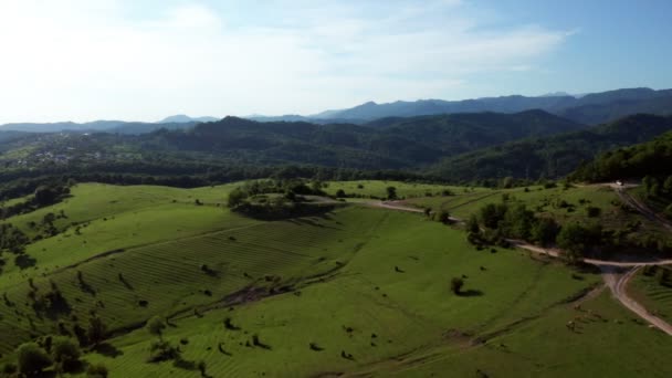 Filmagem Vídeo Aéreo Vista Panorâmica Das Montanhas Campos Céu Azul — Vídeo de Stock