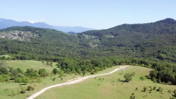 Tournage vidéo aérien. La forêt verte. La plus haute montagne. Établissement de montagne. Tir panoramique. Hors route. Parc national. La nature de Kavkaza .