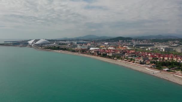 空中视频拍摄 城市度假村 海滩区 游客休闲区 索契黑海海岸的全景 休息时间 — 图库视频影像