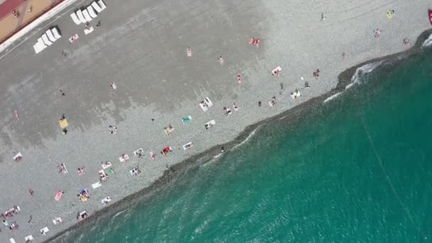 Letecká Střelba Dívej Dolů Prázdnin Muži Ženy Odpočívejte Pláži Imeretinsky — Stock video