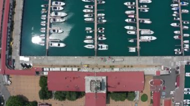Hava videosu. Soçi limanlarının kuşlar göz görünümü. Rusya 'nın Karadeniz sahili. Dünya tesisi. Servet ve lüks. Yatlar ve gemiler limanda. Kentin Landmark. Güneşli bir gün. İnsan yok. Panoramik çekim.