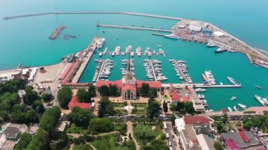 Hava videosu. Soçi limanlarının kuşlar göz görünümü. Rusya 'nın Karadeniz sahili. Dünya tesisi. Servet ve lüks. Yatlar ve gemiler limanda. Kentin Landmark. Güneşli bir gün. İnsan yok. Panoramik çekim.