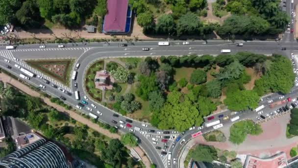 Zeitraffer Schießen Autos Und Busse Fahren Die Straße Entlang Blick — Stockvideo