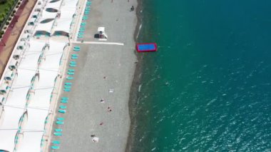 Havadan video çekimi. Otelin havuzu. Tenis kortuna. Deniz kıyısı. Yeşil çim. Rekreasyon alanı. Tatil sezonu. Panoramik video çekimi. Üstteki görünüm.