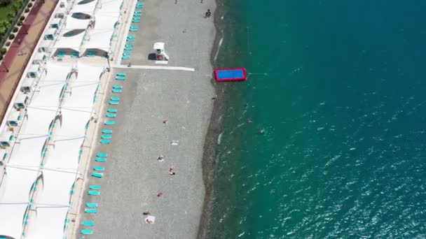 Letecká Střelba Bazén Hotelu Tenisový Kurt Mořské Pobřeží Zelená Tráva — Stock video