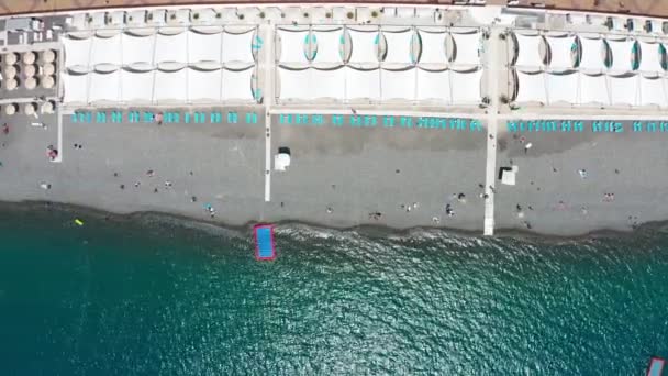 Grabación Video Aéreo Línea Costera Recreación Zona Baño Playa Equipada — Vídeo de stock