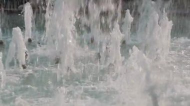 Yavaş çekim video. Çeşmede temiz su var. Bir su spreyi. Kötü hava durumu.