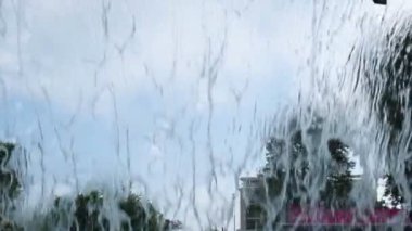 Yavaş çekim video. Şelale. Fıskiyenin jeti. Düşen su. Hızlı akış. Şehir çeşmesi. Ferahlatıcı akış.
