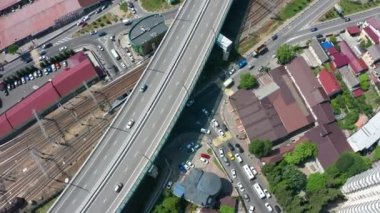 Havadan video çekimi. Şehir trafiği en iyi manzaradır. Otoyol. Arabalar, otobüsler, yayalar. Crossroads. Ulaşım kavşağı. Soçi, Rusya. Modern yol. Şehir altyapısı.