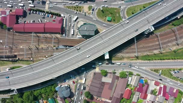 空中视频拍摄 城市交通是一个顶视图 公共汽车 十字路口 传输交换 俄罗斯索契现代道路 城市基础设施 — 图库视频影像