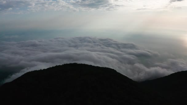 Antenne Video Opname Hoog Bergen Bij Zonsondergang Grote Grijze Wolken — Stockvideo