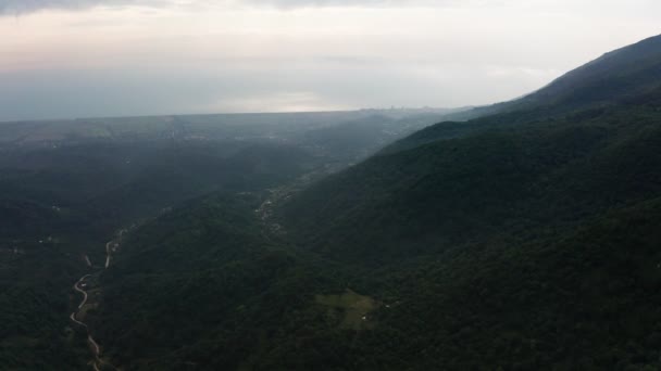 Letecká Střelba Zelený Les Vysoké Hory Západ Slunce Oblačné Počasí — Stock video