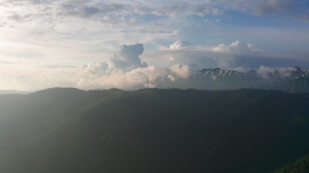 Tournage vidéo aérien. La plus haute montagne. Coucher de soleil. Nuages élevés dans le ciel au-dessus des montagnes. Avancez. La faune. Pas de peuple 