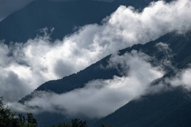 En yüksek dağ. Dağlardaki bulutlar. Bulutlu hava. Kimse yok. Panorama. Yaban hayatı.