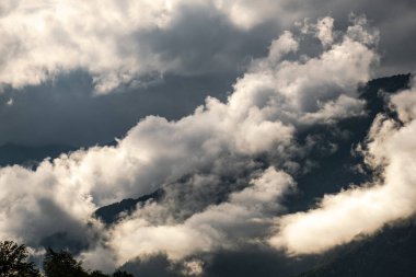 En yüksek dağ. Dağlardaki bulutlar. Bulutlu hava. Kimse yok. Panorama. Yaban hayatı.
