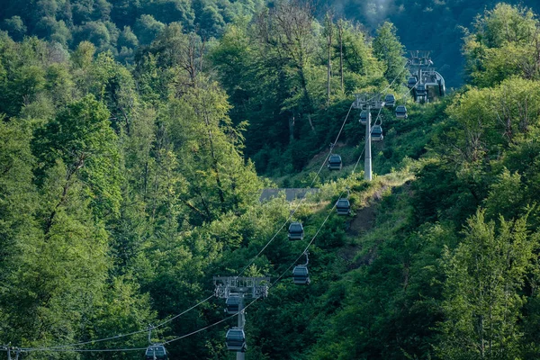 Montañas verdes. Teleférico. Levanta la montaña . —  Fotos de Stock