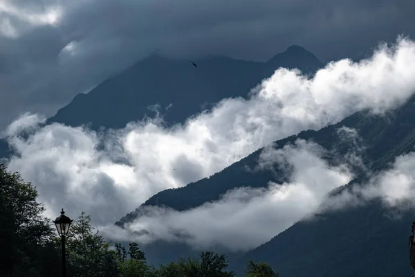 La montaña más alta. Nubes en las montañas. Clima nublado. No hay gente. Panorama. Vida silvestre . —  Fotos de Stock