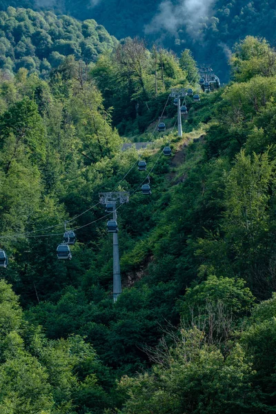 Montañas verdes. Teleférico. Levanta la montaña . —  Fotos de Stock