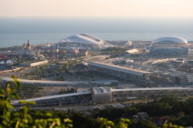 Soçi, Rusya - 05 Temmuz 2019. Soçi Olimpiyat Parkı. Fisht futbol stadyumu. Formula 1 pisti. Olimpik alev kase. Karadeniz. Panoramik manzara. Akşam ışığı.