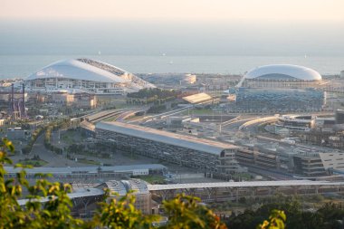 Soçi, Rusya - 05 Temmuz 2019. Soçi Olimpiyat Parkı. Fisht futbol stadyumu. Formula 1 pisti. Olimpik alev kase. Karadeniz. Panoramik manzara. Akşam ışığı.