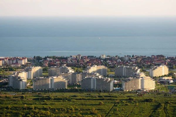Hotell för semesterfirare vid havet. Bostadskomplex. Utsikten från toppen. Imeretinskaya lågland Sochi. Kvällsljus. — Stockfoto